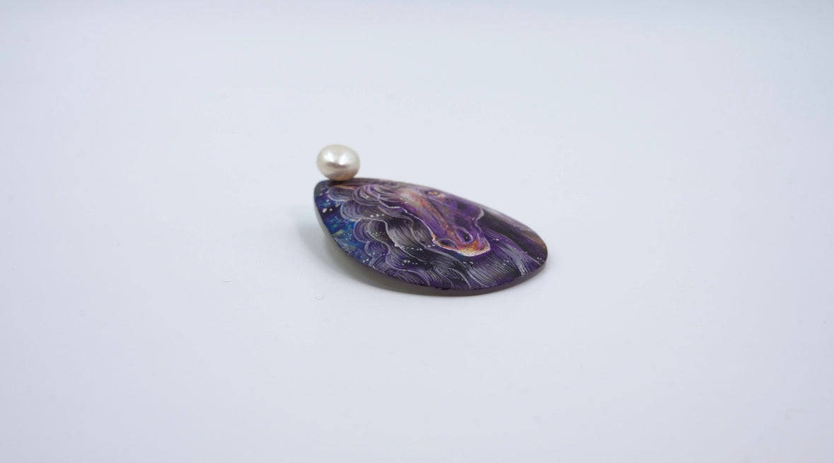 Hand-painted Norse Mythology Mother-of-Pearl Pendant（Sleipnir's Iridescent Gleam）